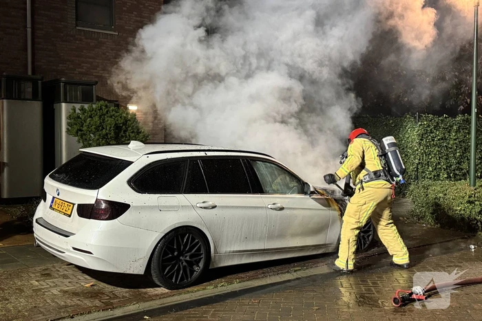 Autobrand zorgt voor schade en onderzoek