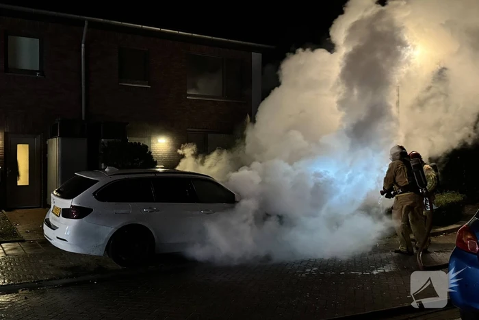 Autobrand zorgt voor schade en onderzoek
