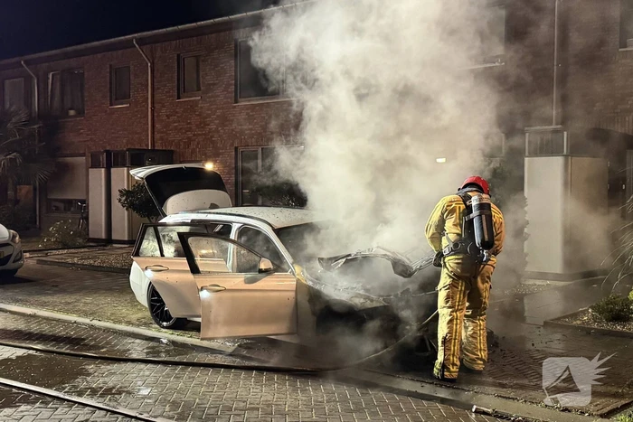 Autobrand zorgt voor schade en onderzoek
