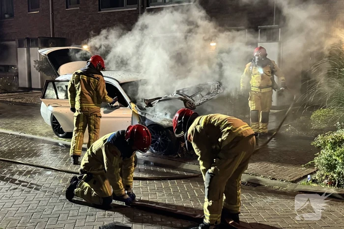 Autobrand zorgt voor schade en onderzoek