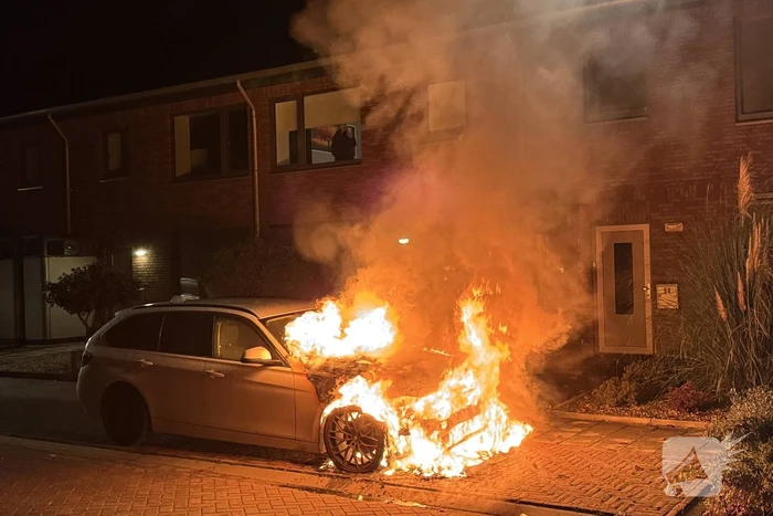 Autobrand zorgt voor schade en onderzoek