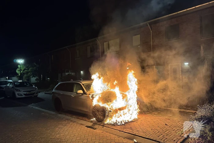 Autobrand zorgt voor schade en onderzoek