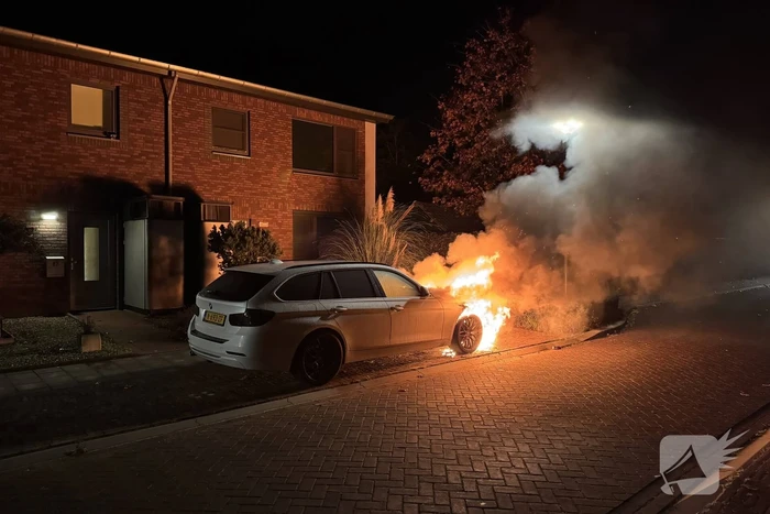 Autobrand zorgt voor schade en onderzoek
