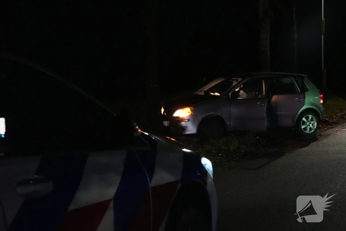 Auto botst tegen boom na verkeersbord omver te rijden