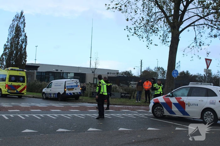Fietser aangereden door bestelbus