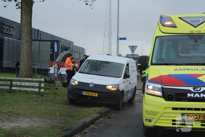 Fietser aangereden door bestelbus