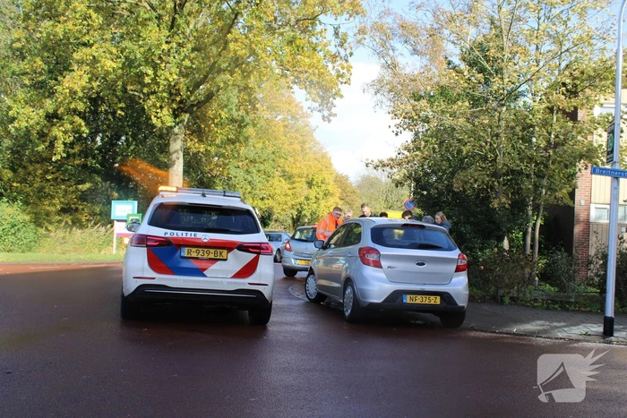 Twee voertuigen raken elkaar bij splitsing