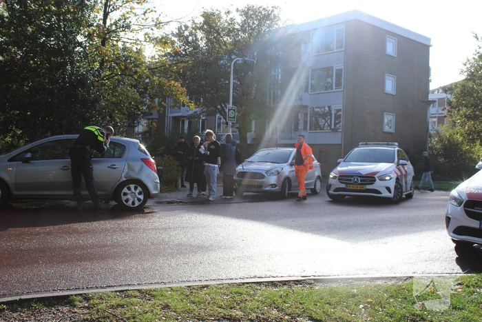 Twee voertuigen raken elkaar bij splitsing