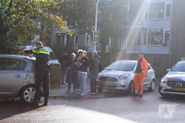 Twee voertuigen raken elkaar bij splitsing