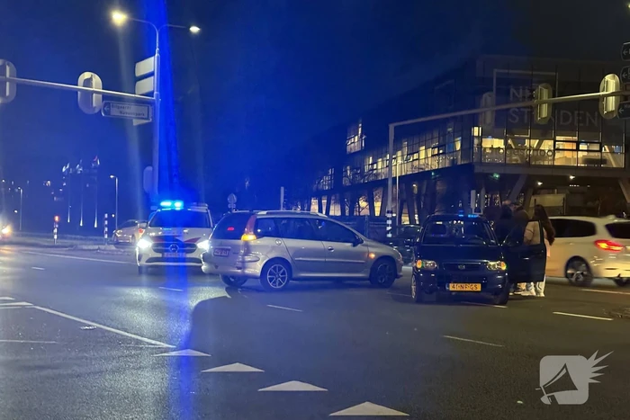 Twee auto's botsen op kruispunt