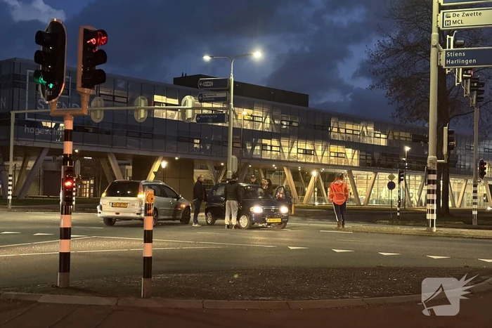 Twee auto's botsen op kruispunt