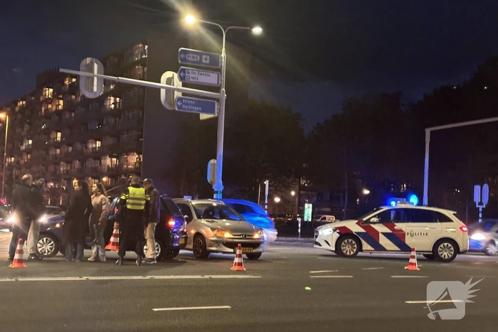 Twee auto's botsen op kruispunt