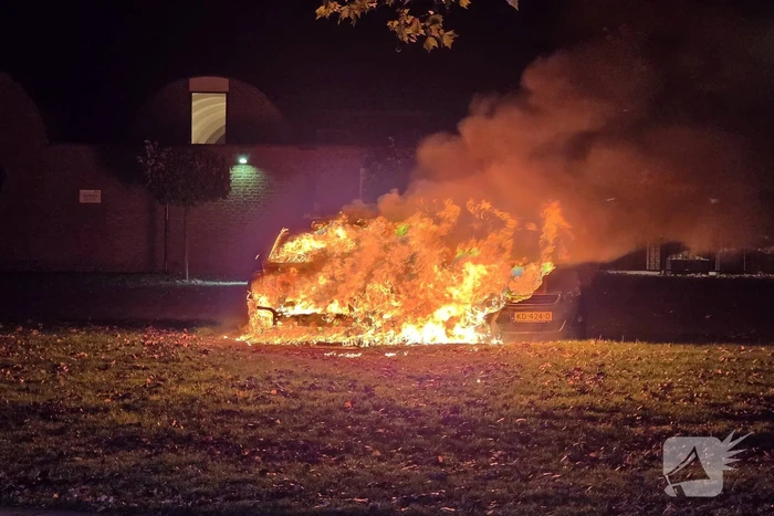 Auto brand volledig uitgebrand