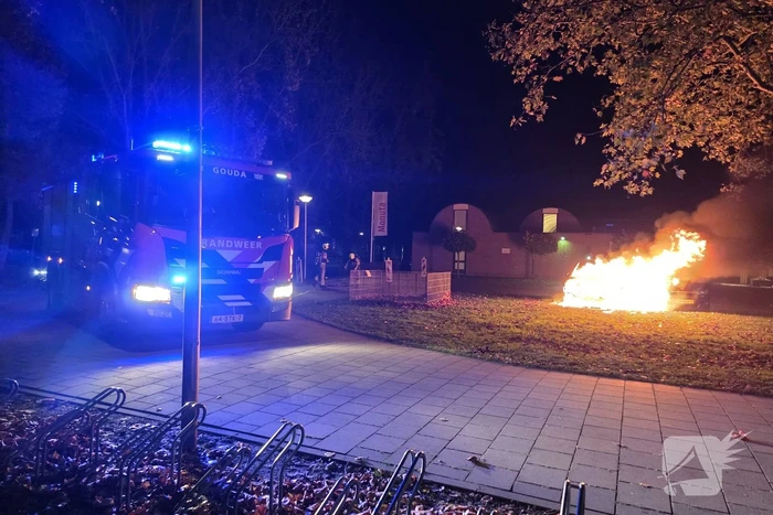 Auto brand volledig uitgebrand