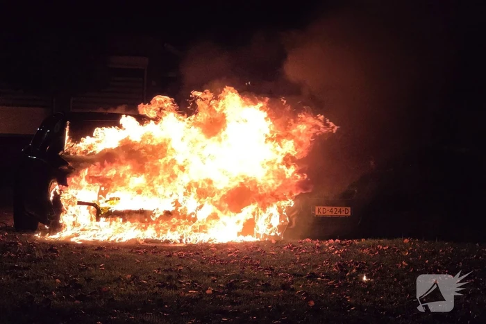Auto brand volledig uitgebrand