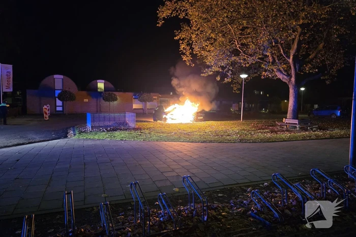 Auto brand volledig uitgebrand