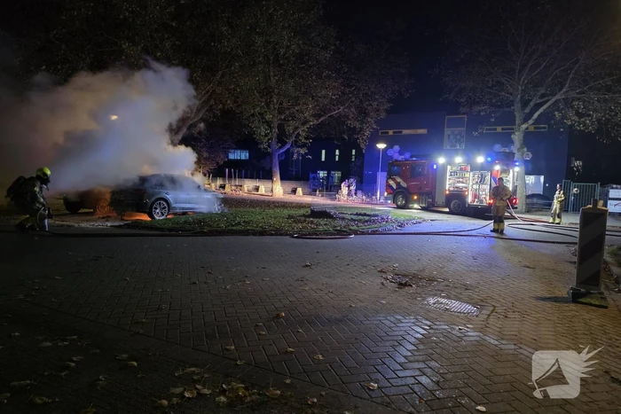 Auto brand volledig uitgebrand