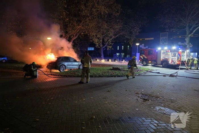 Auto brand volledig uitgebrand