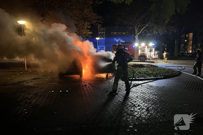 Auto brand volledig uitgebrand