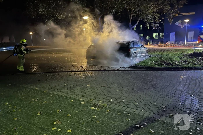 Auto brand volledig uitgebrand