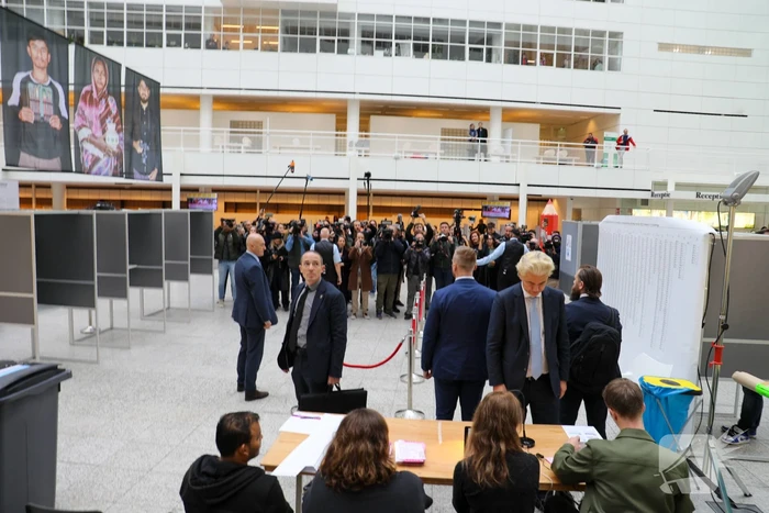Grote belangstelling voor Wilders bij stembus