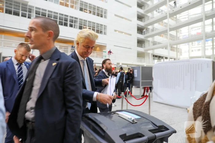 Grote belangstelling voor Wilders bij stembus