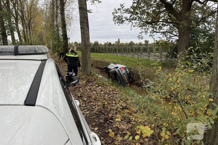 Jongeman speelt met auto en belandt in sloot
