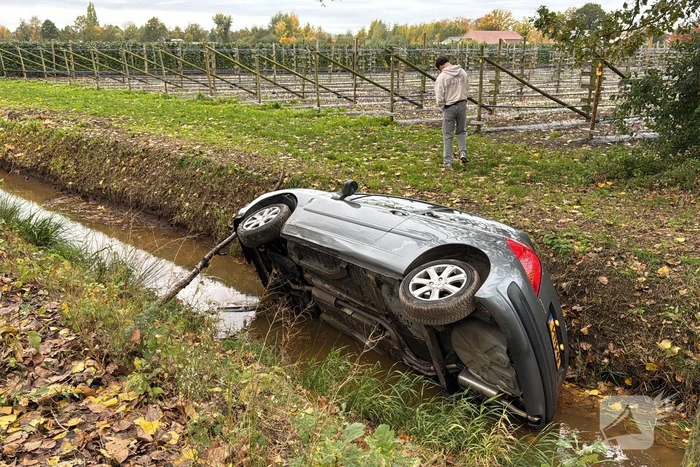 Jongeman speelt met auto en belandt in sloot