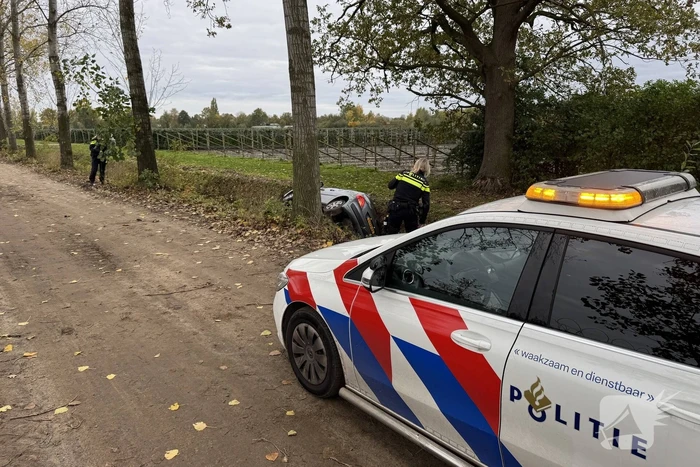 Jongeman speelt met auto en belandt in sloot