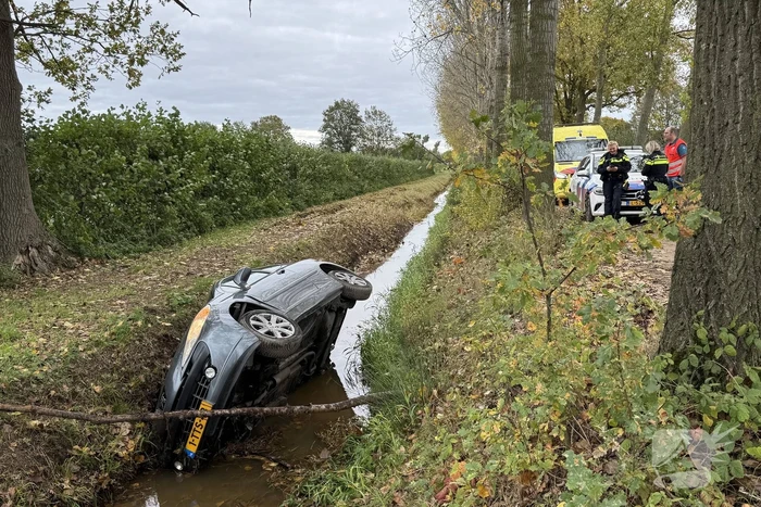 Jongeman speelt met auto en belandt in sloot