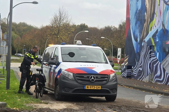 Fietser en autodeur botsen op parkeerterrein