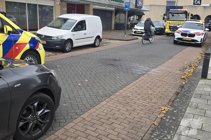 Fietser en autodeur botsen op parkeerterrein