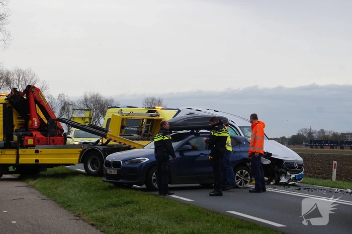 Botsing tussen auto en taxi