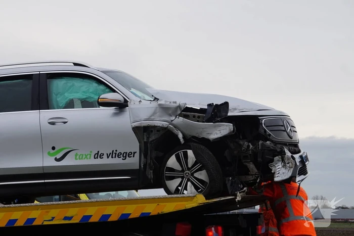Botsing tussen auto en taxi