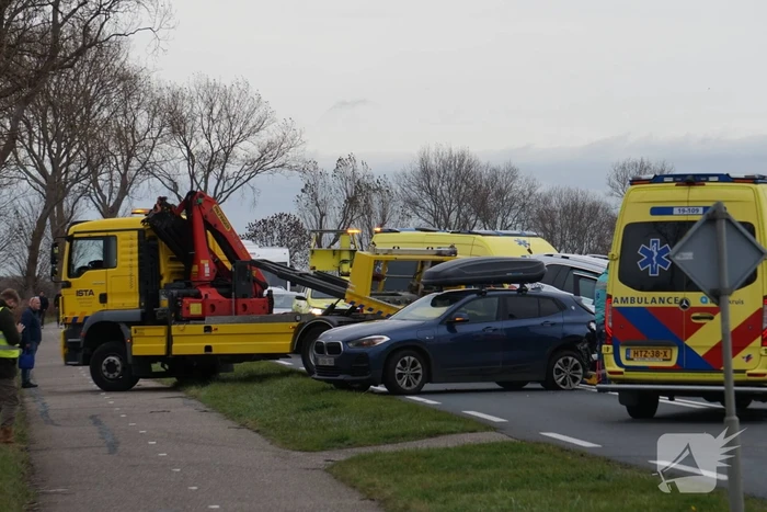 Botsing tussen auto en taxi