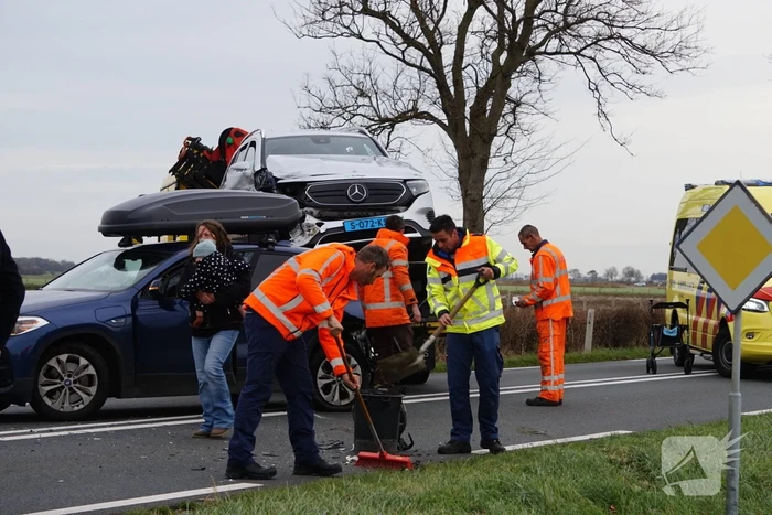 Botsing tussen auto en taxi