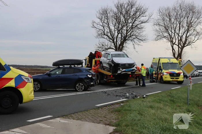 Botsing tussen auto en taxi