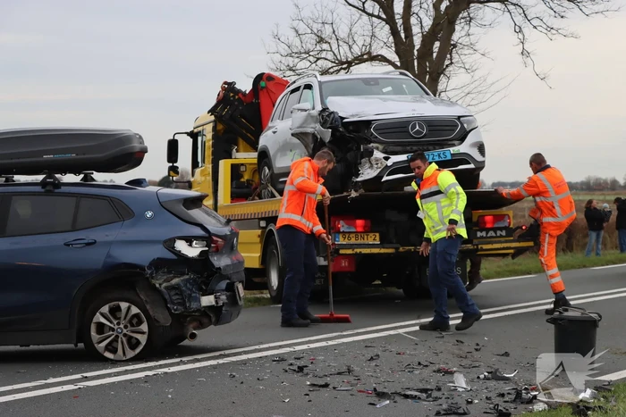 Botsing tussen auto en taxi
