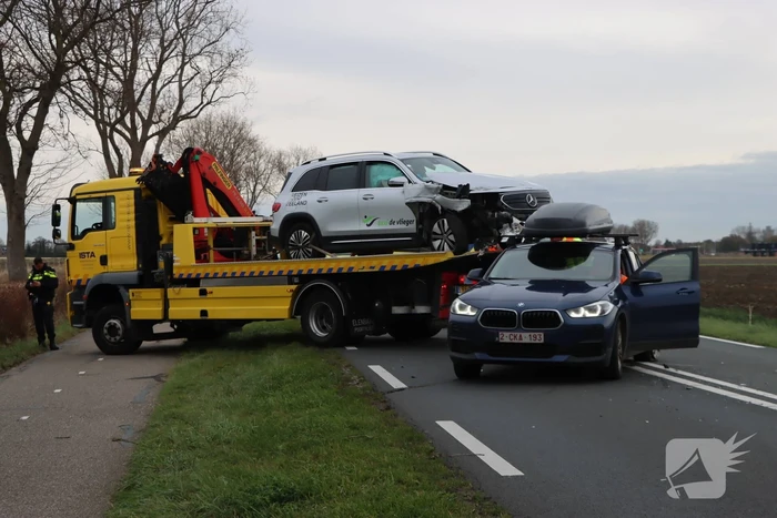 Botsing tussen auto en taxi