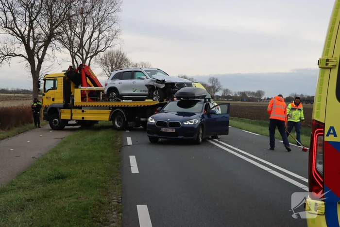Botsing tussen auto en taxi