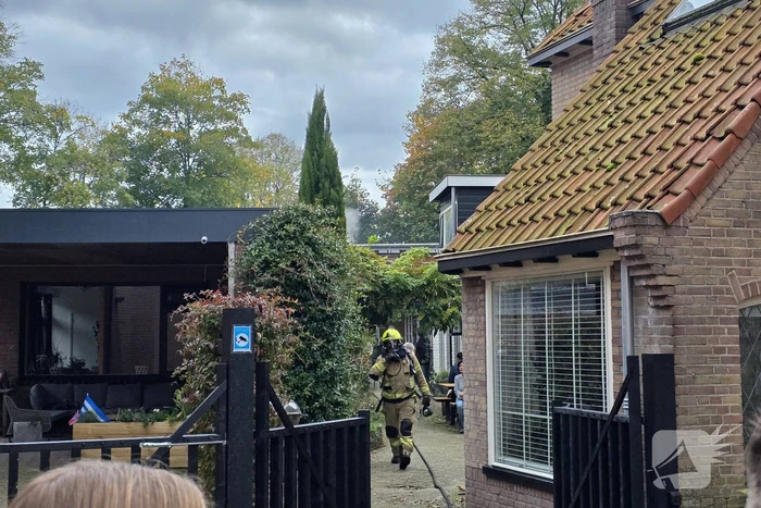 Brand in bijgebouw leidt tot grote rookontwikkeling