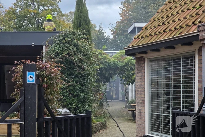 Brand in bijgebouw leidt tot grote rookontwikkeling
