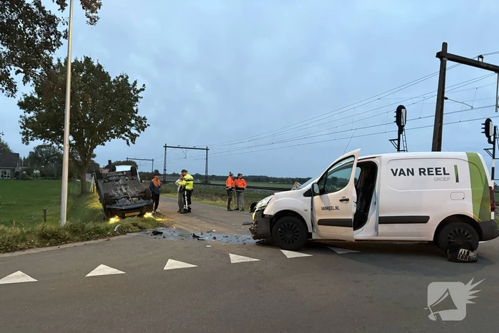Automobilist belandt op de kop na aanrijding