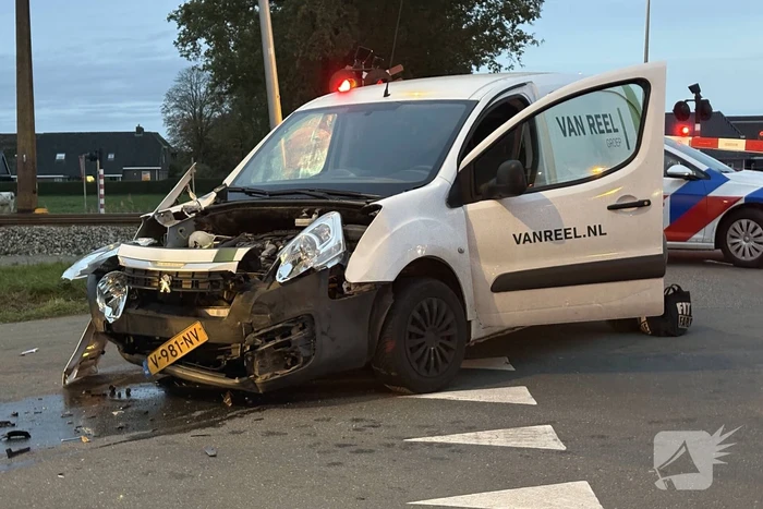 Automobilist belandt op de kop na aanrijding