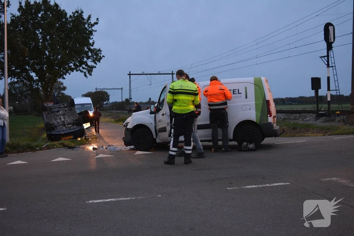 Automobilist belandt op de kop na aanrijding