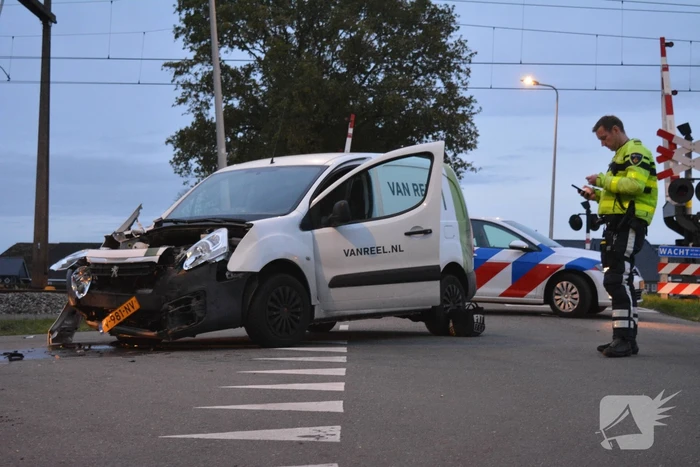Automobilist belandt op de kop na aanrijding