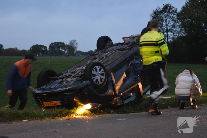 Automobilist belandt op de kop na aanrijding