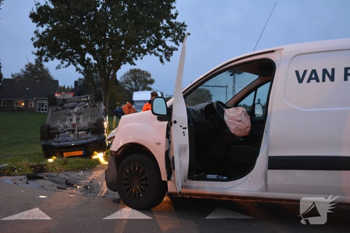 Automobilist belandt op de kop na aanrijding