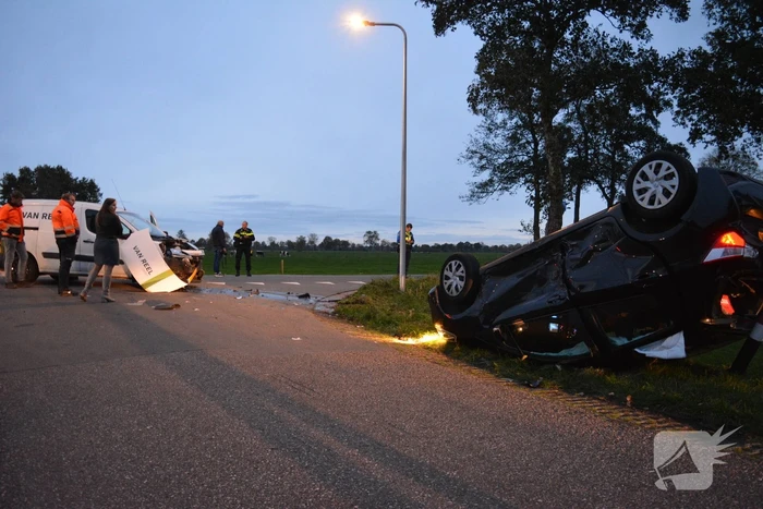 Automobilist belandt op de kop na aanrijding
