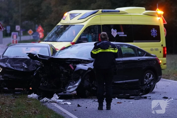 Twee gewonden bij auto-ongeval